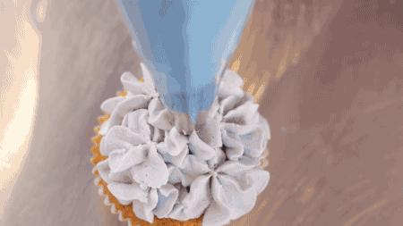 最简单蛋糕裱花教程新手,纸杯蛋糕裱花零基础视频教程