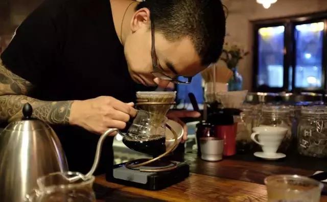 一对夫妻一墙之隔开两家咖啡店，上演的不是相爱相杀，而是了解