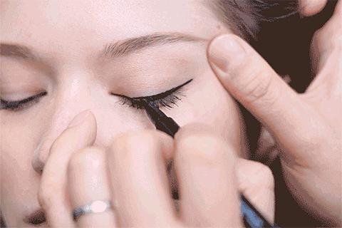 画眼线老是花怎么办,画眼线容易晕怎么办