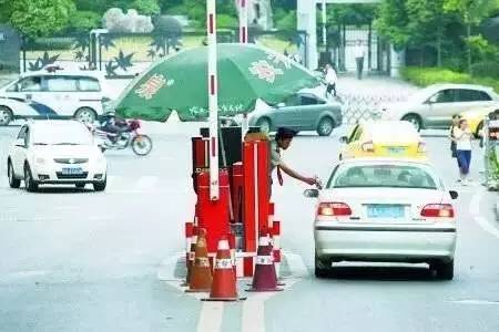 小区里乱停车挡道然后被锁了,小区里乱停车导致道路窄怎么举报