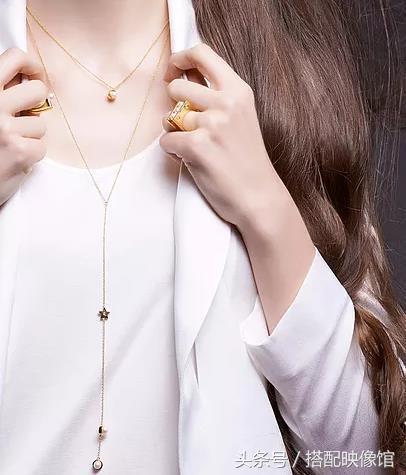 跟周冬雨学珠宝配饰搭配,周冬雨同款小众配饰