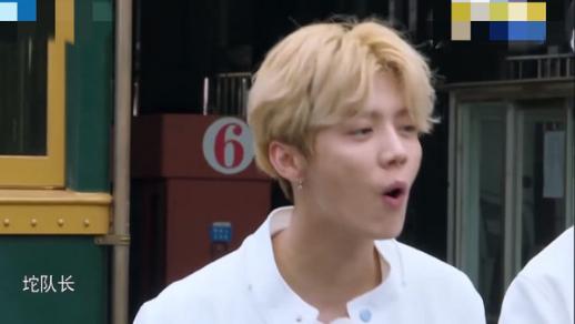 鹿晗迪丽热巴互相对视,鹿晗飞吻