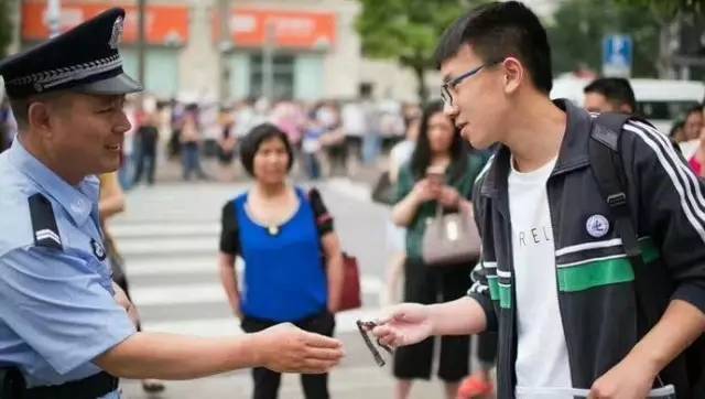 男子脚踏三只船被骗财,男子脚踏两只船被老婆发现