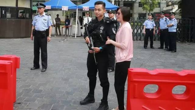 男子脚踏三只船被骗财,男子脚踏两只船被老婆发现