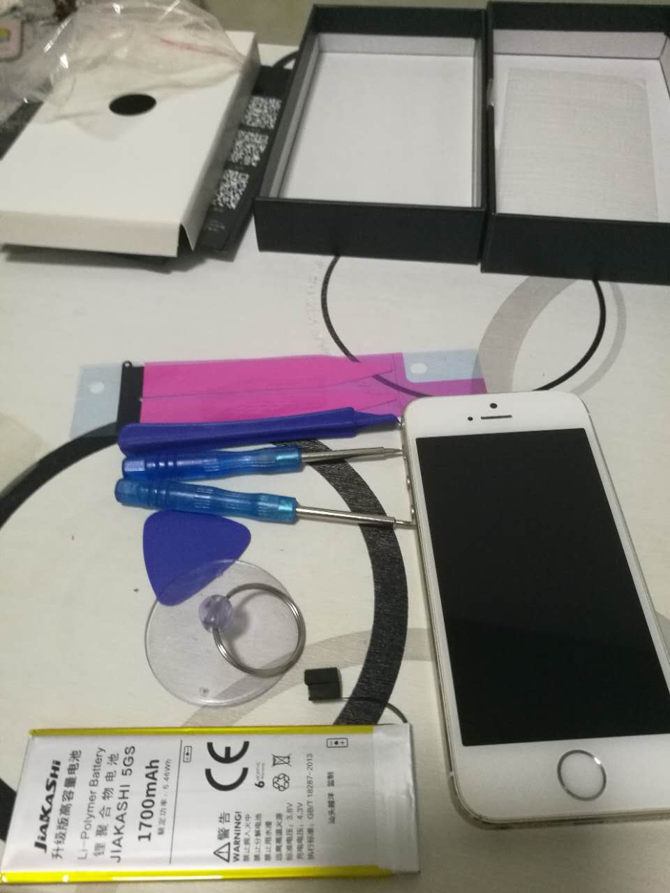 小白亲拆iPhone5s更换电池，手机满血复活