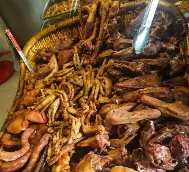 成都的夏夜，就适合穿起拖板儿鞋，整点卤菜，来盘冷啖杯！