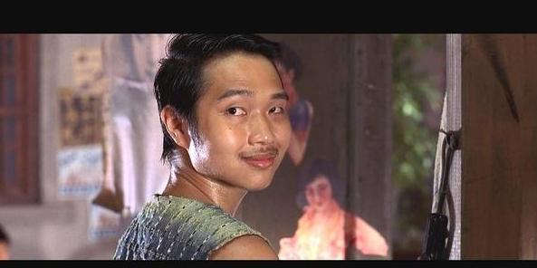 少林足球周星驰一脚把球踢上天,少林足球周星驰一脚踢出豹子