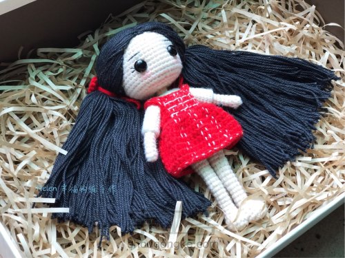 Helen老师简单几步教你做出一个萌萌的钩编娃娃