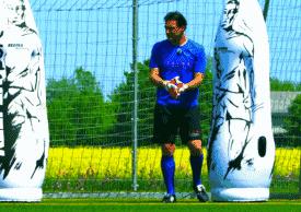 这就是优秀门将的基本功,提升守门员扑球能力教学