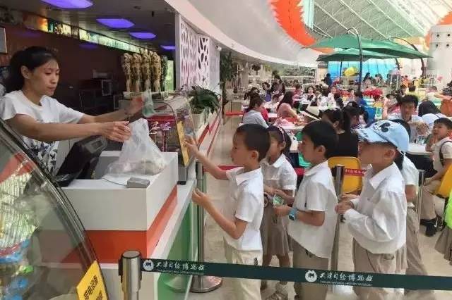 回忆一年级的时候我加入了少先队,光荣地加入了少先队