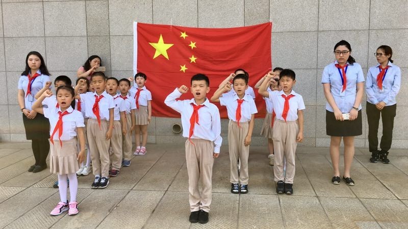 回忆一年级的时候我加入了少先队,光荣地加入了少先队