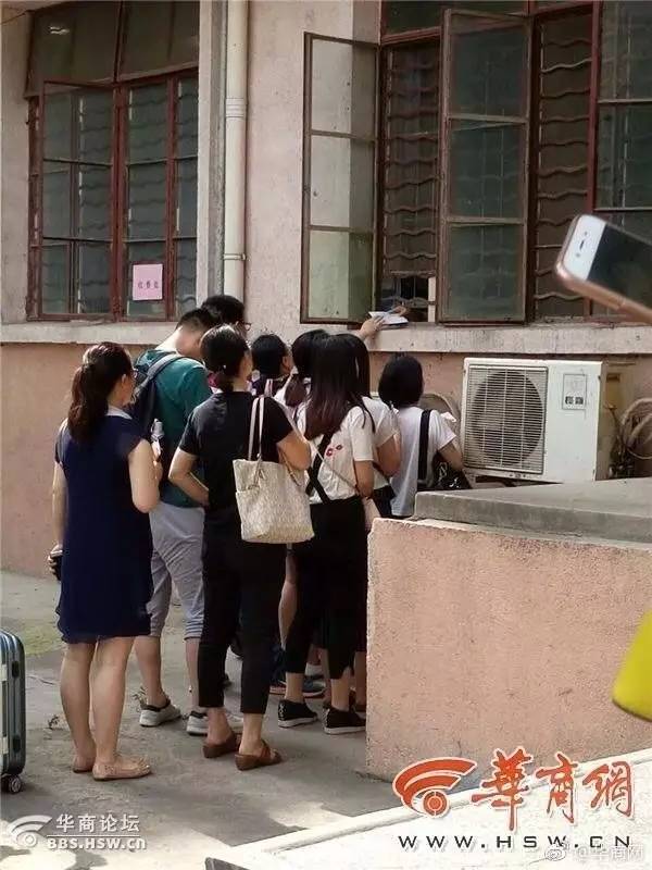 最陕西｜缴费窗口高有1.7米这真的也算是无奈吗？