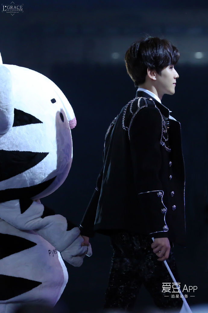 「EXO」「分享」170604玩偶面前茶蛋集体变三岁：我不管，我就是要和这只老虎玩嘛