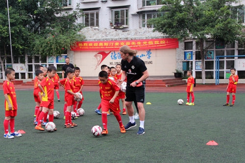 苏格兰AM足球俱乐部奥斯汀马克菲总裁一行到德阳市一小执教