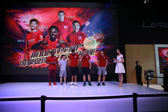 费尔南多现身重庆车展，人气爆棚引球迷尖叫