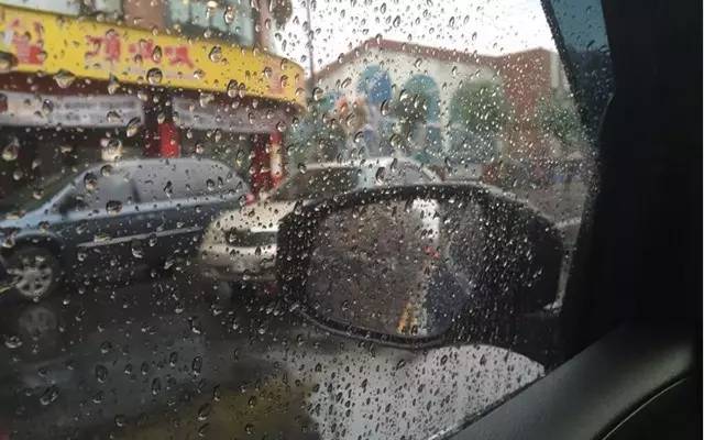 挡风玻璃被砸个坑怎么修复,挡风玻璃砸个坑要紧吗