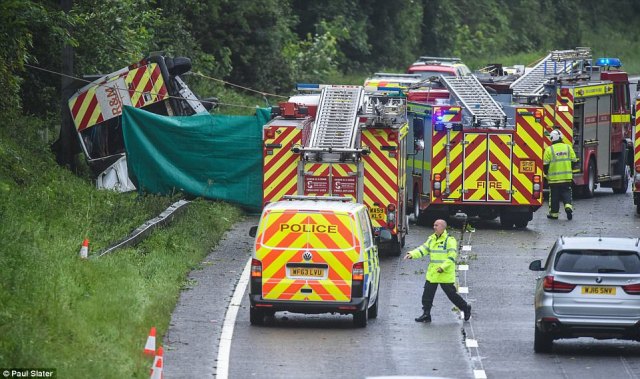 英国人的雨伞，誓死要跟最近的狂风暴雨杠上了