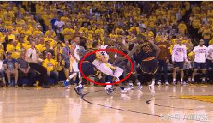 詹姆斯传球戏耍湖人全队,詹姆斯胯下运球打祖巴茨