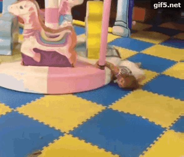 搞笑gif动图：汪星人，你是打算练蛤蟆神功吗