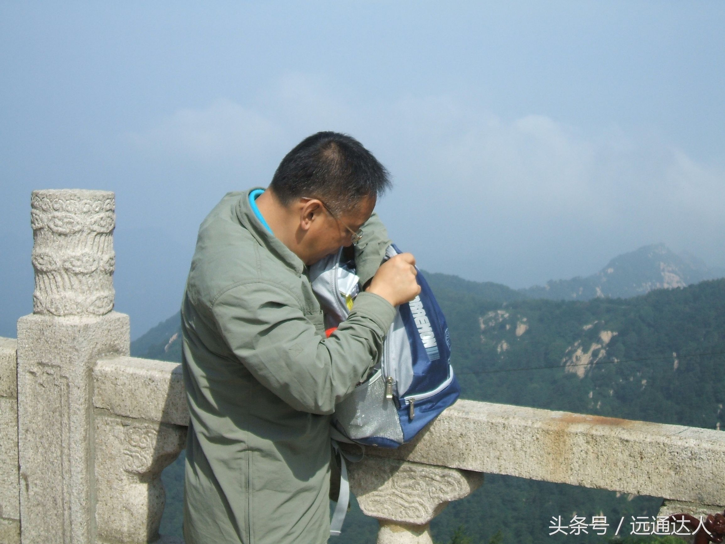 身为泰安人第一次爬泰山,陪爷爷爬泰山感慨朋友圈