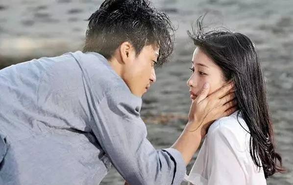 我一直喜欢你偶尔也喜欢别人,偶尔也会羡慕别人但更喜欢一个人