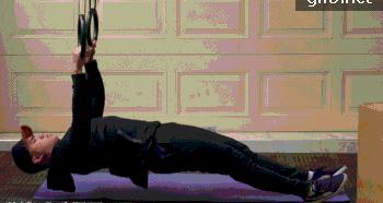 纠正肩胛骨突出的办法视频,如何矫正肩胛骨翘起来