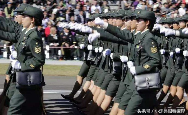 日本女兵为什么有挂包,日本女兵背着的小黑包