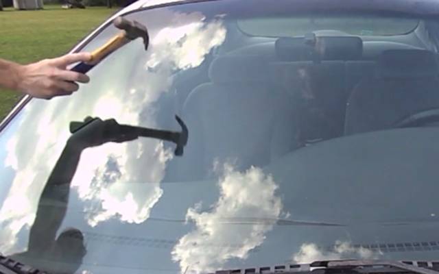 挡风玻璃被砸个坑怎么修复,挡风玻璃砸个坑要紧吗