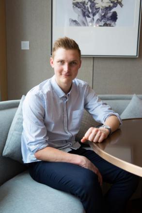 Bering签约体坛大咖安赛龙绅士亮相