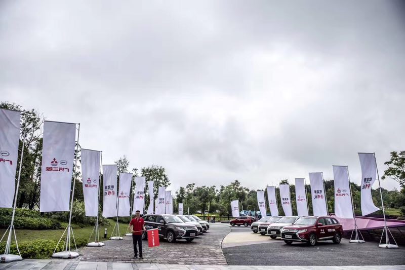 广汽三菱欧蓝德荣耀版suv图片,18款欧蓝德2.0荣耀越野