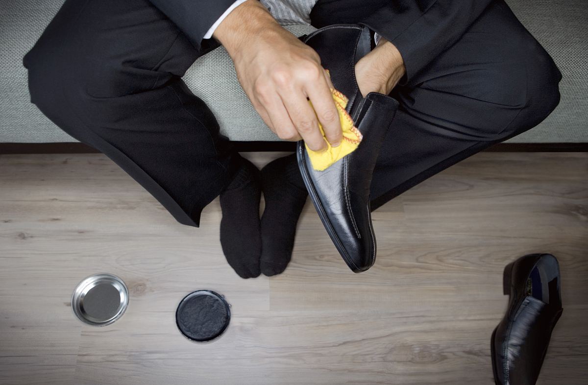 皮鞋怎样保养才光亮如新,擦皮鞋的六个小窍门