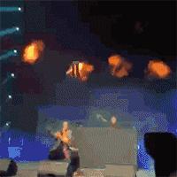 HUGO的新品发布时装秀在佛罗伦萨的旧工厂里点了上百根蜡烛