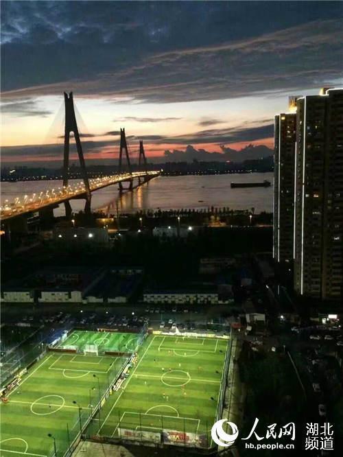 男子花50万改造荒凉小院,男子花百万改造城堡