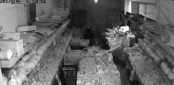 老阿姨地铁内屁股卡座位凸起处坐，被提醒莫一人占两座怒怼：我坐得舒服，要你说！