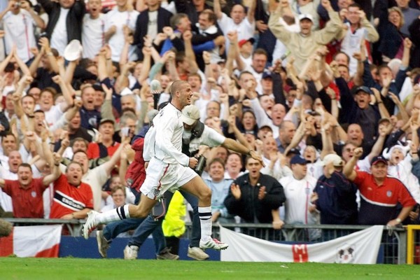 足球最美时刻视频,贝影在足球场上