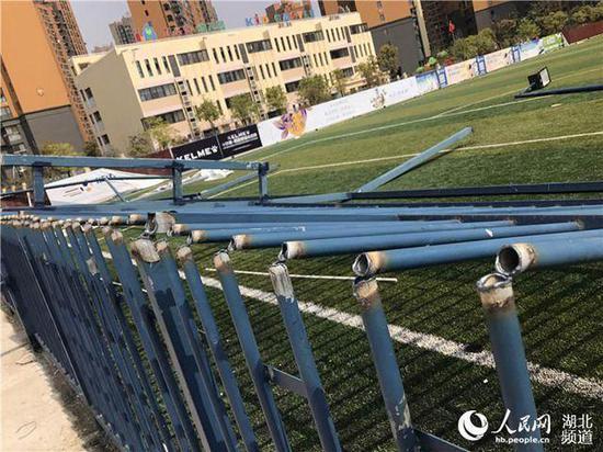 男子花50万改造荒凉小院,男子花百万改造城堡