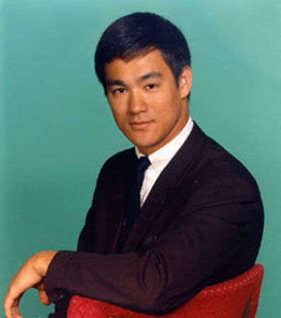 李小龙为什么受到全球老外的崇拜？一个学了哲学的武术家，还是另有原因？