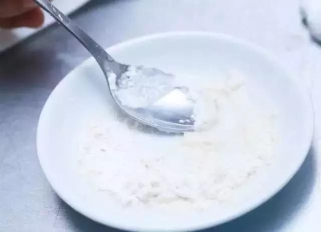 清理衣服上陈旧的油渍污渍小妙招,衣服汗渍污渍去除的最佳方法