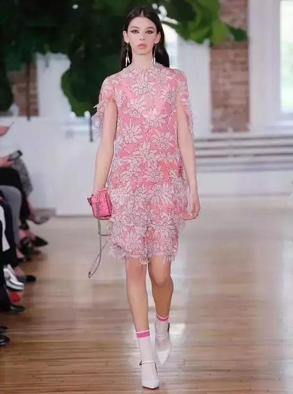 2017年流行色草木绿的时代背景 (最难穿的绿色竟成2018年度流行色)