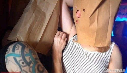 是重口味还是性魅力?印尼女孩爱闻男友腋下,男人味究竟是什么味道?