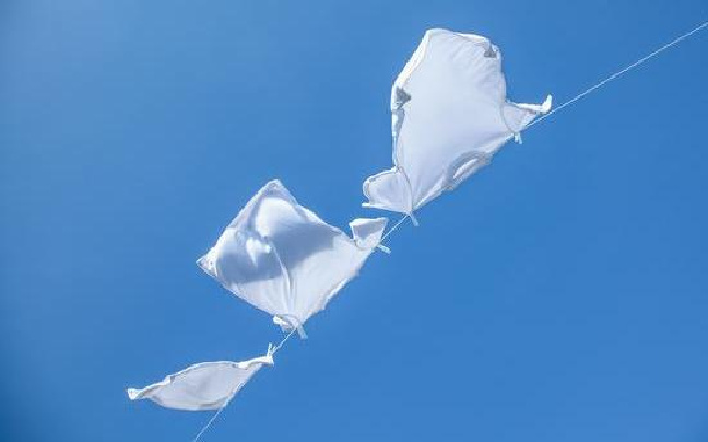 白衣服油渍污渍怎么洗白实用妙招,白衣服上的顽固污渍怎么洗速干