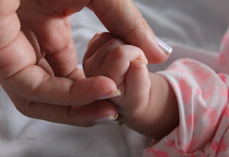 宝宝出生了该怎么办,孩子刚满月就来月经了怎么回事