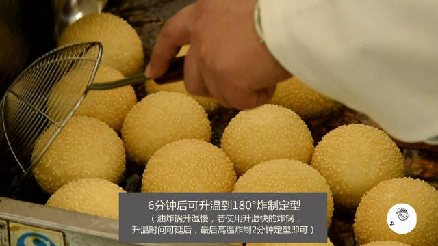 老奶奶街头卖小吃1毛钱1串,75岁老奶奶路边卖这种小吃