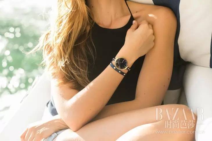 我的表可以绕手腕3圈，你却还在玩3年前的叠戴！