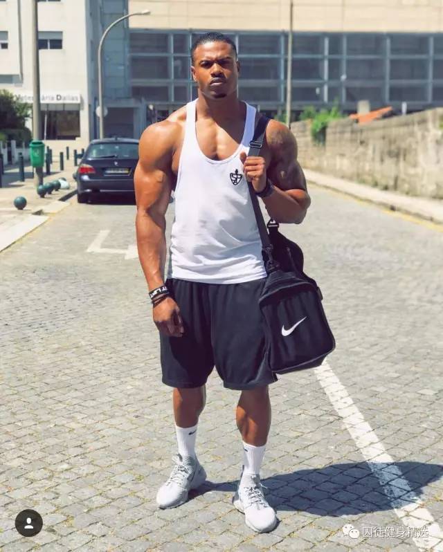 用雕刻刀雕刻动物,用木头雕刻熊猫