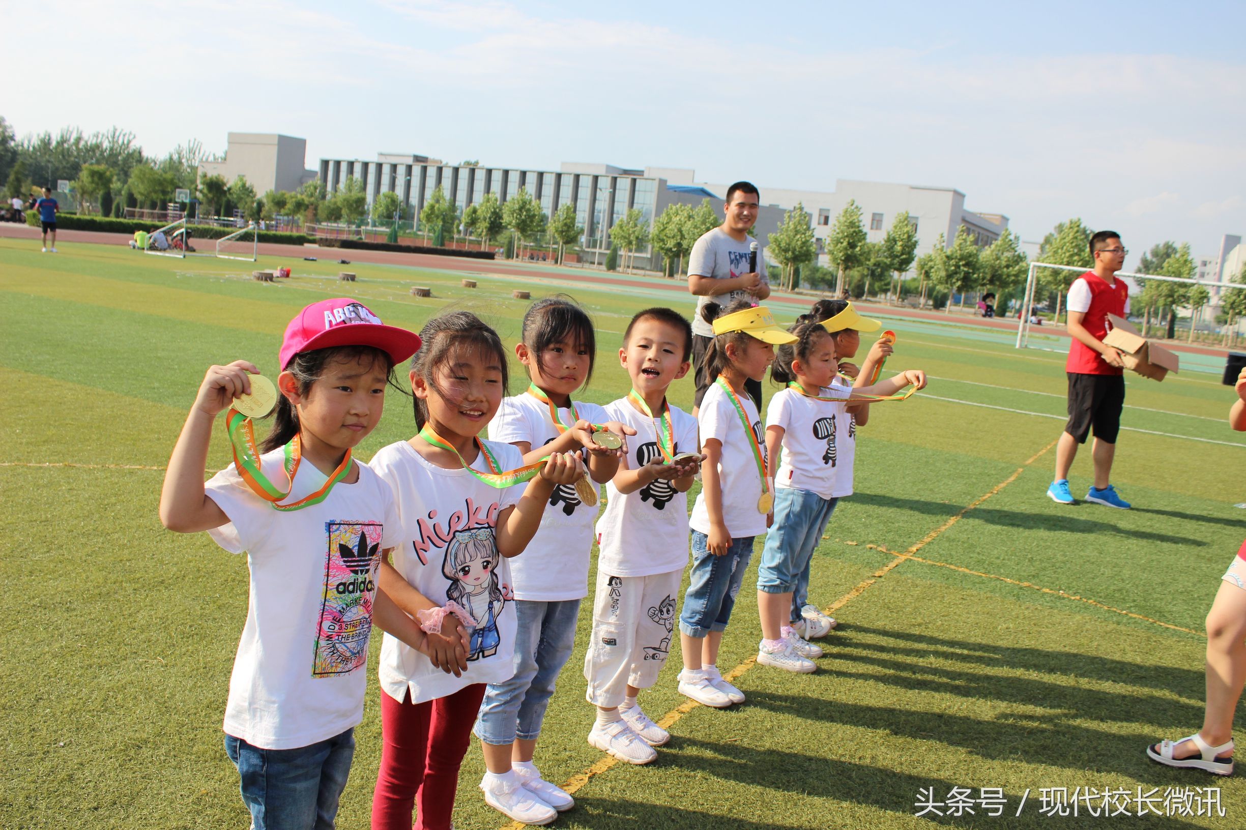 大手牵小手幼儿园户外游戏,大手牵小手手指游戏完整版幼儿园