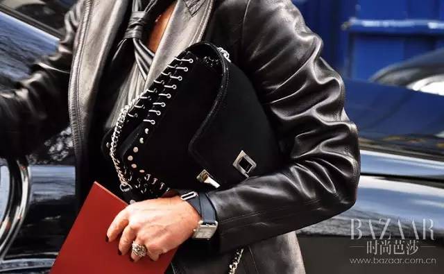 我的表可以绕手腕3圈，你却还在玩3年前的叠戴！