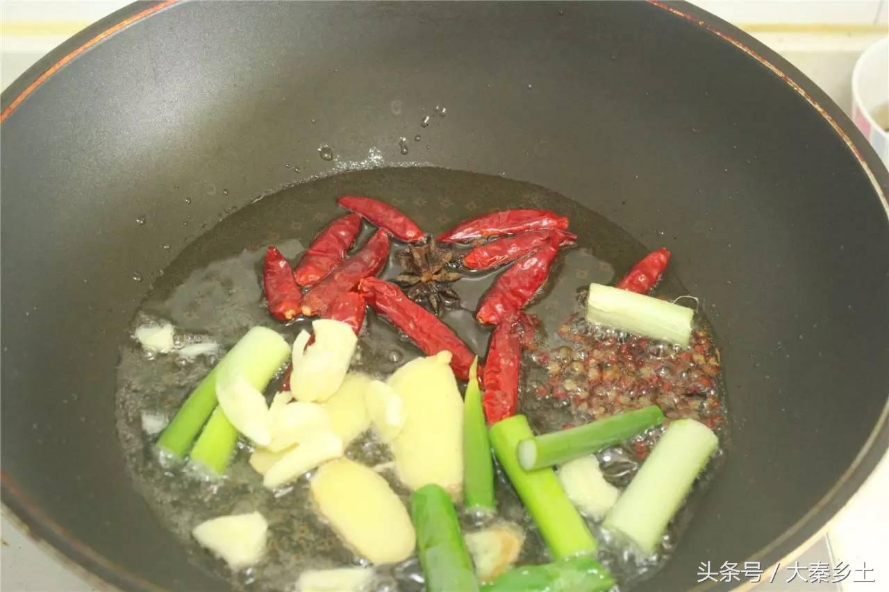 又到了一年一度的小龙虾盛宴了大家如何在家吃到小龙虾？西安这条街美食秒杀回民街统统吃一遍才过瘾？