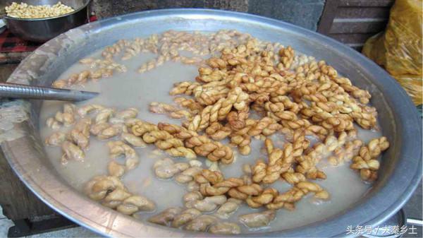 又到了一年一度的小龙虾盛宴了大家如何在家吃到小龙虾？西安这条街美食秒杀回民街统统吃一遍才过瘾？