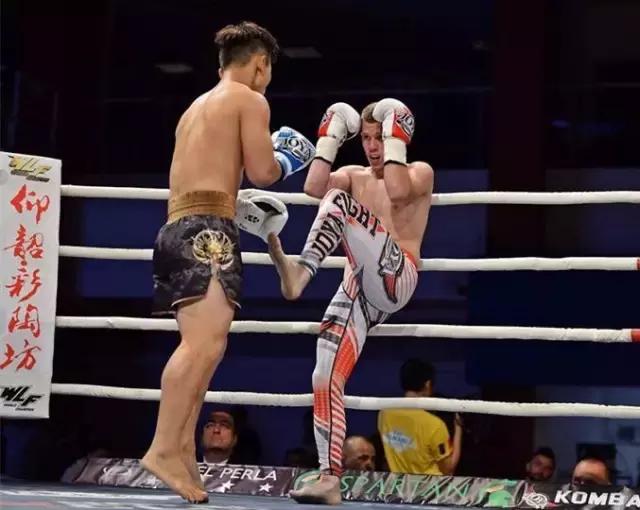 中国小将在海外打出最惨烈一战,中国小将惨败外国拳王
